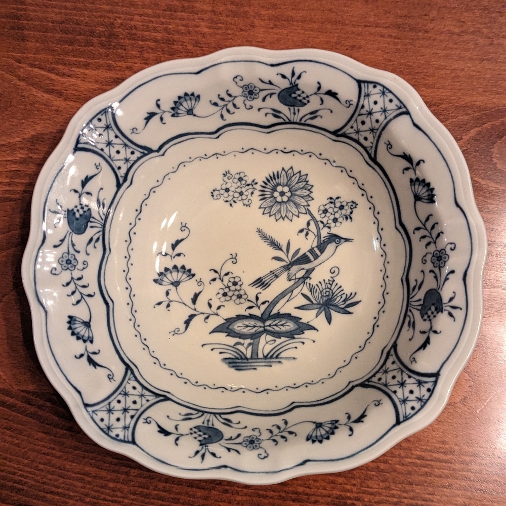 Pretty scalloped rim Andrea by Sadek bowl Japan